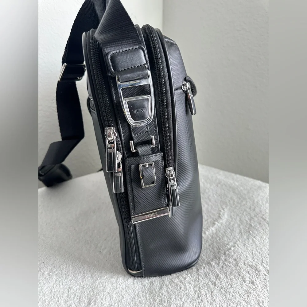 TUMI‎ Black Arrive Narita Slim Brief T-Pass Shoulder Business Bag Laptop Case